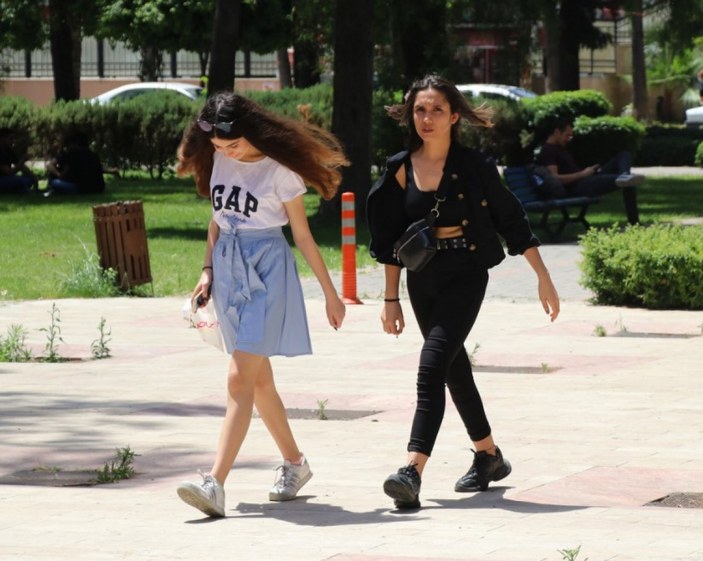 Adana'da sokağa çıkan gençlere polisten sürpriz