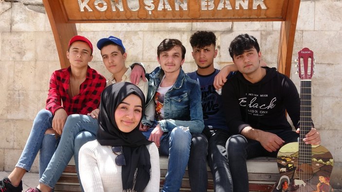 Sivas’ta bir grup genç izinlerini şarkı söyleyerek geçirdi