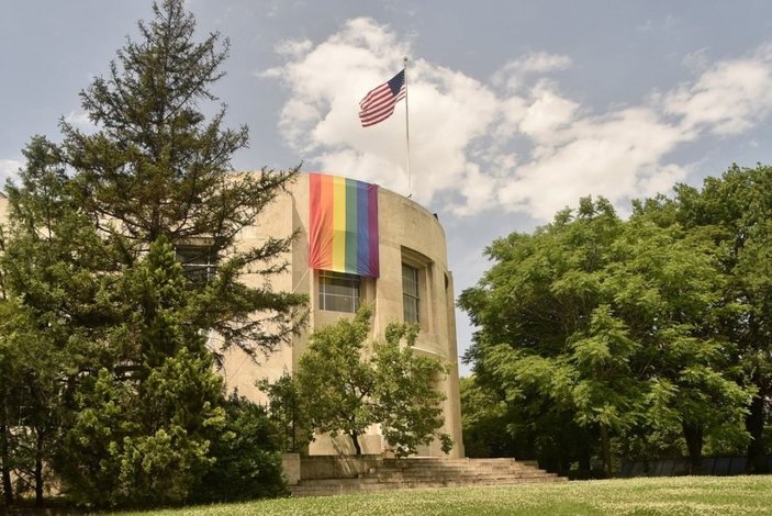 ABD Ankara Büyükelçiliği'ne LGBTİ bayrağı asıldı