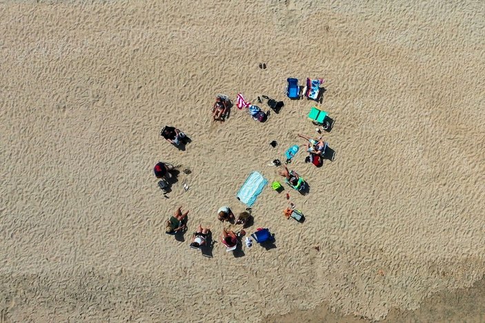 New Jersey plajında sosyal mesafeli güneşlendiler
