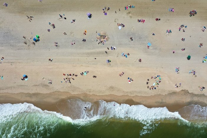 New Jersey plajında sosyal mesafeli güneşlendiler