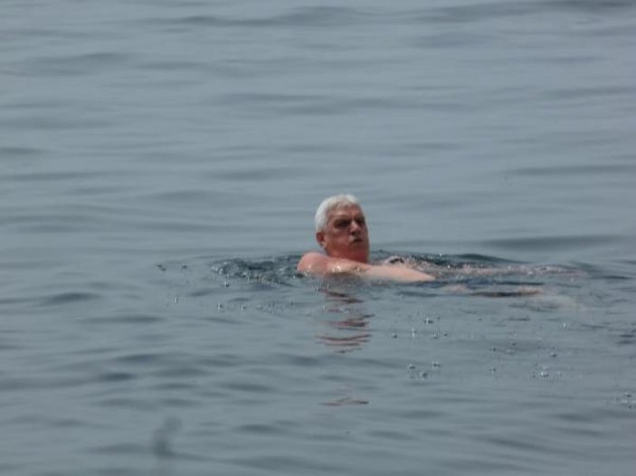 65 yaş üstü vatandaşlar Kadıköy'de denize girdi