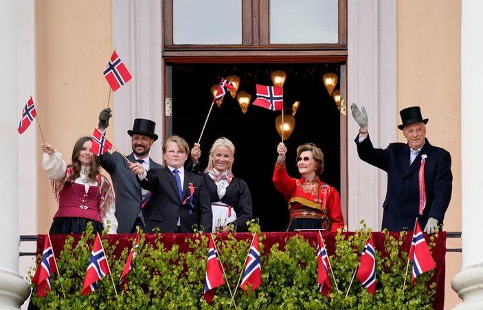 Norveçli bakanlardan Anayasa Günü'ne danslı kutlama