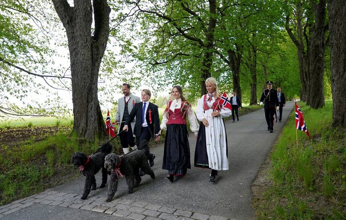 Norveçli bakanlardan Anayasa Günü'ne danslı kutlama