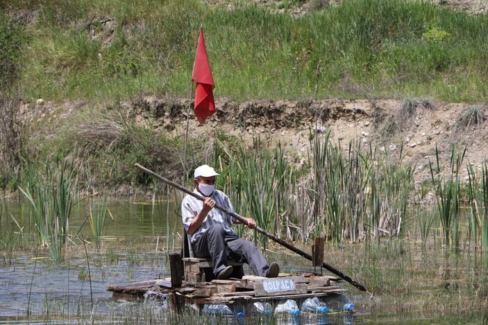 Sokağa çıkma izninde kendi yaptığı salına biniyor