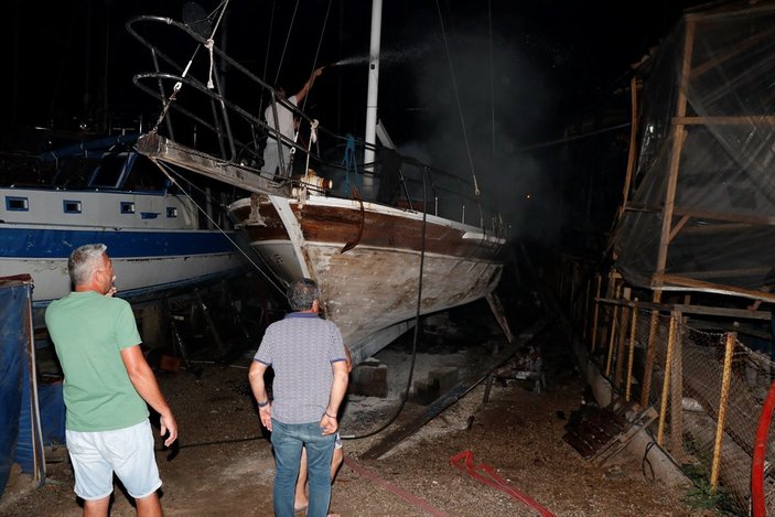 Fethiye'de gezi teknesi yandı