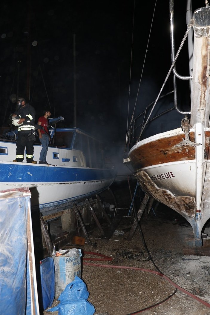 Fethiye'de gezi teknesi yandı