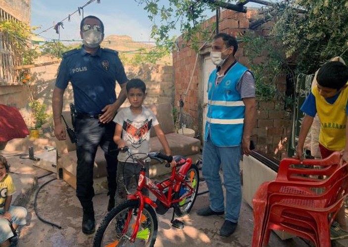 Mardin'de 9 yaşındaki çocuğa bisiklet hediyesi