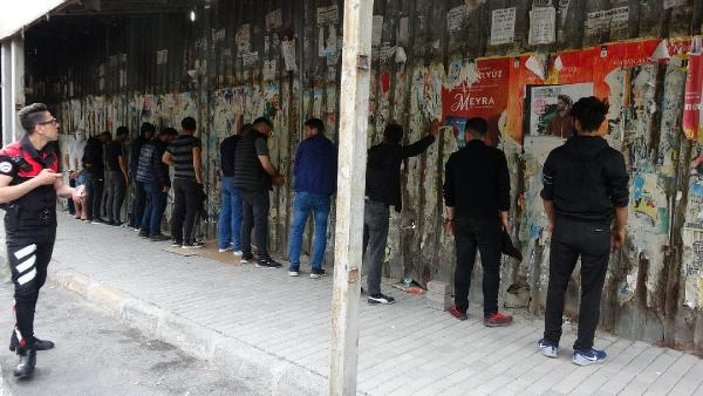 Beyoğlu'nda yasağa rağmen gezen 13 kişiye para cezası