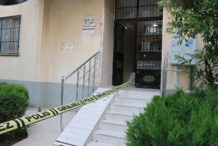 Adana'da, hemşire eşini sırtından bıçakladı