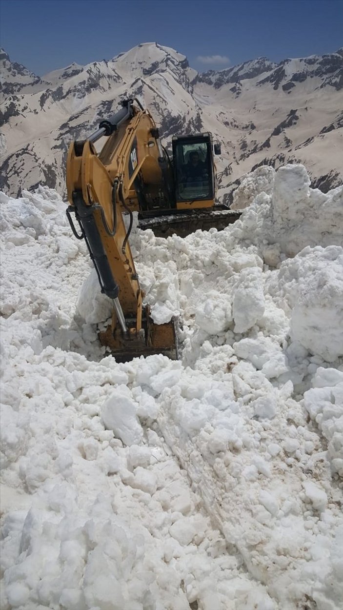 Hakkari'de baharda karla mücadele