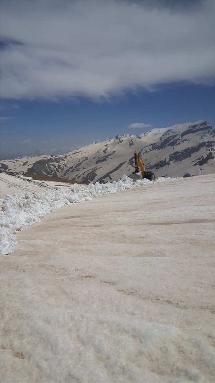 Hakkari'de baharda karla mücadele