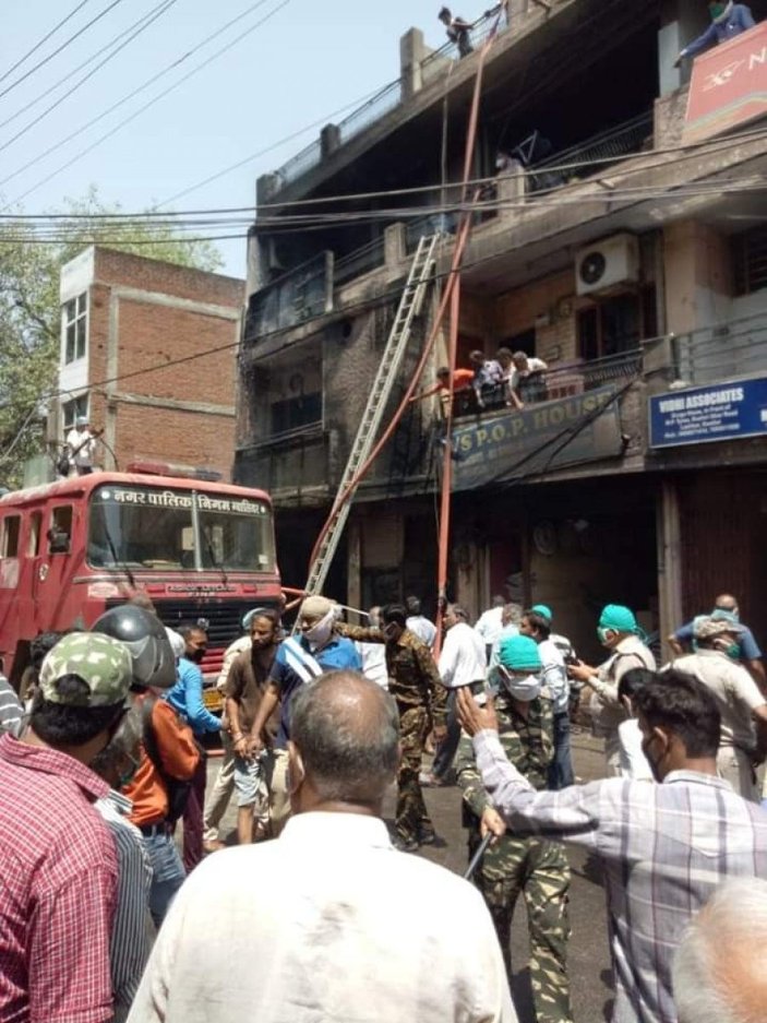 Hindistan'da boya dükkanı yandı: 7 ölü