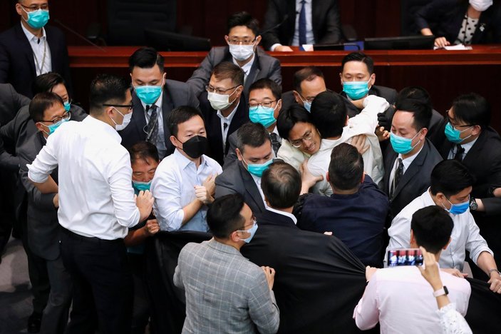 Hong Kong Meclisi'nde arbede çıktı