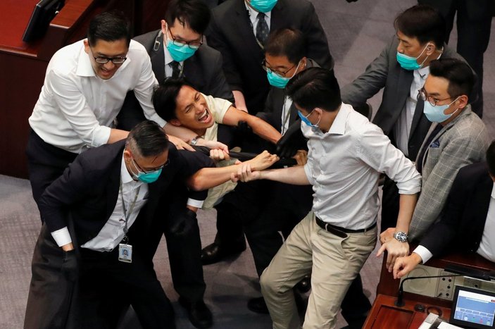 Hong Kong Meclisi'nde arbede çıktı