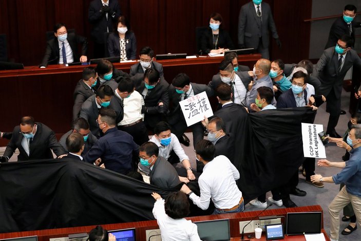 Hong Kong Meclisi'nde arbede çıktı