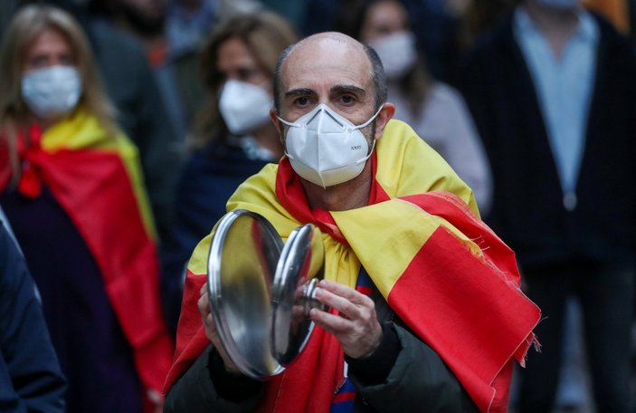 İspanya'da hükümetin korona politikasına protestolar