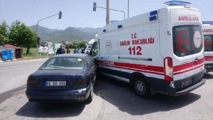 Osmaniye'de ambulans ile araç çarpıştı: 4 yaralı
