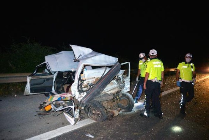 Adana'da tır otomobile çarptı: 1 ölü, 4 yaralı