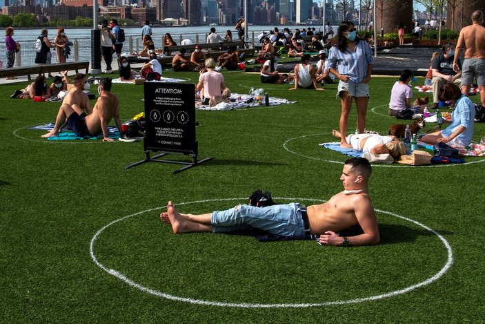 New Yorklular güneşli havayı görünce parklara akın etti