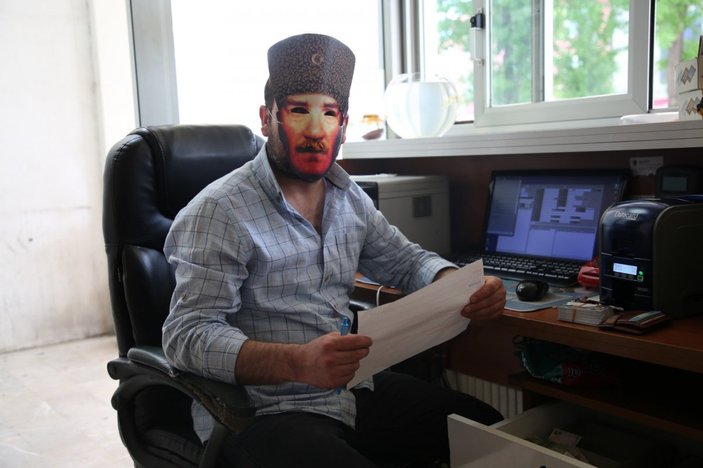 Belediye personelinden Atatürk maskeli kutlama