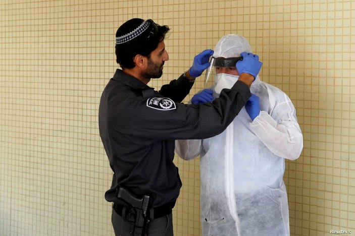 İsrail, sıcak hava nedeniyle zorunlu maskeyi askıya aldı