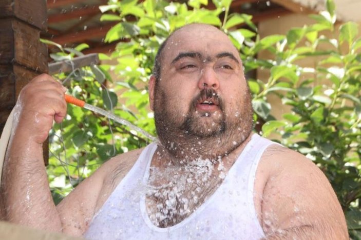 Antalya'da sıcaktan bunalan adam hortumla serinledi
