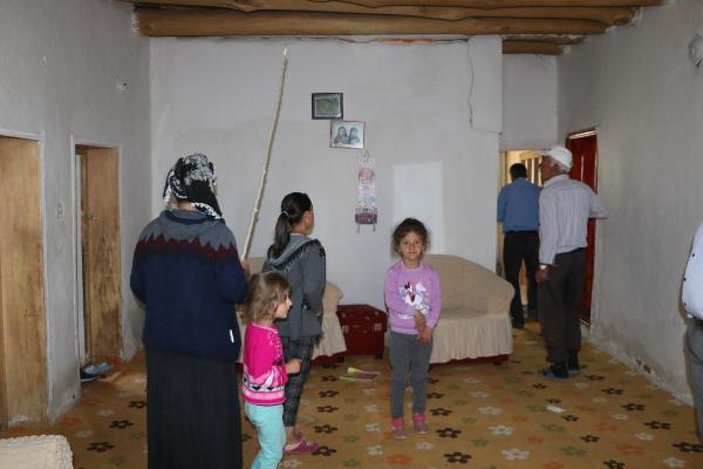 Hakkari'de terk ettikleri evden 60 yılan çıktı