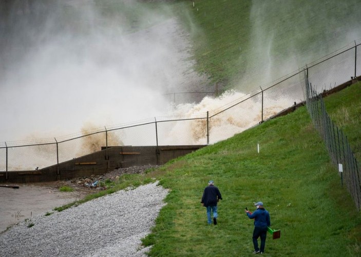 ABD'de 2 baraj çöktü, binlerce kişi tahliye edilecek