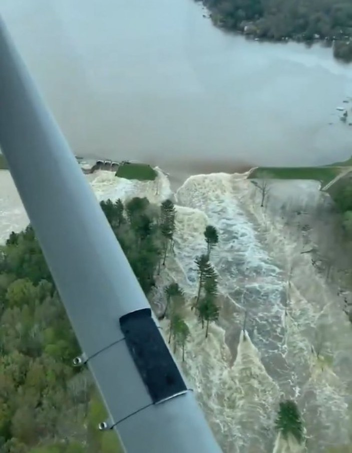 ABD'de 2 baraj çöktü, binlerce kişi tahliye edilecek