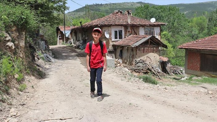 Canlı dersler için her gün bir kilometre yürüyor