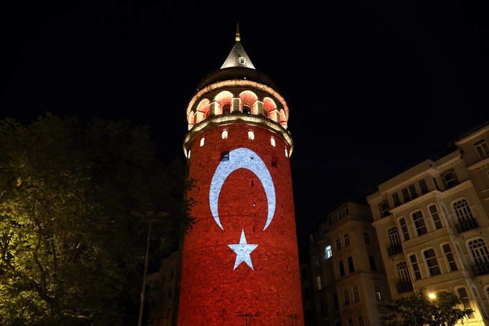 Galata Kulesi'nde Türk bayrağı ve Atatürk fotoğrafları