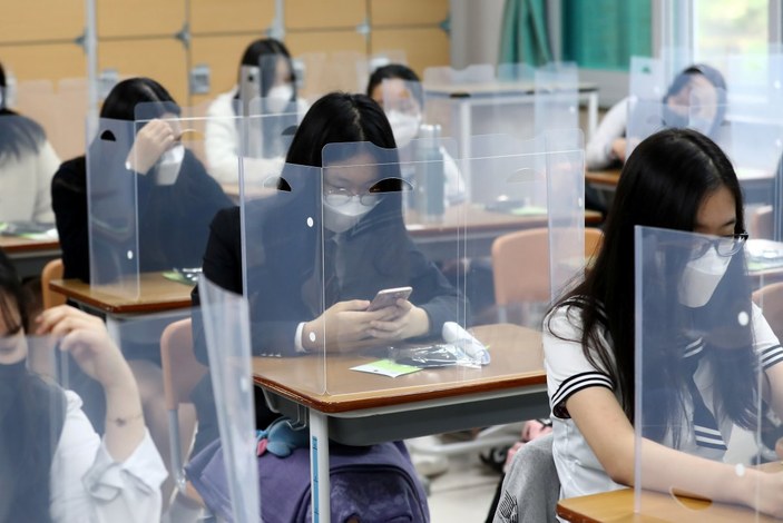 Güney Kore'de okullar kademeli olarak açılıyor