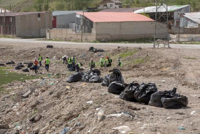 Van'da çöp toplayan temizlik işçilerinden halay