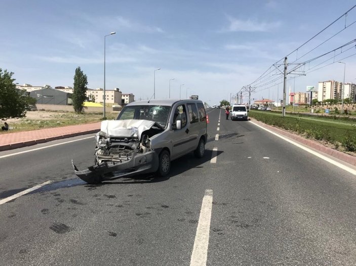 Kayseri'de ticari araç servise arkadan çarptı: 3 yaralı