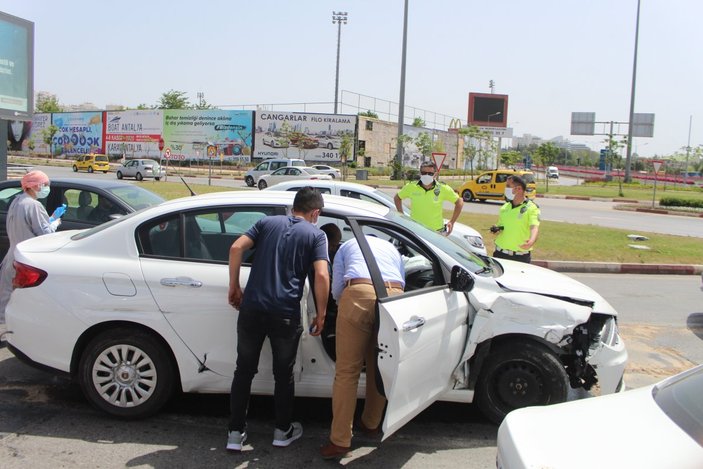 Antalya'da otomobil bariyerlere çarptı
