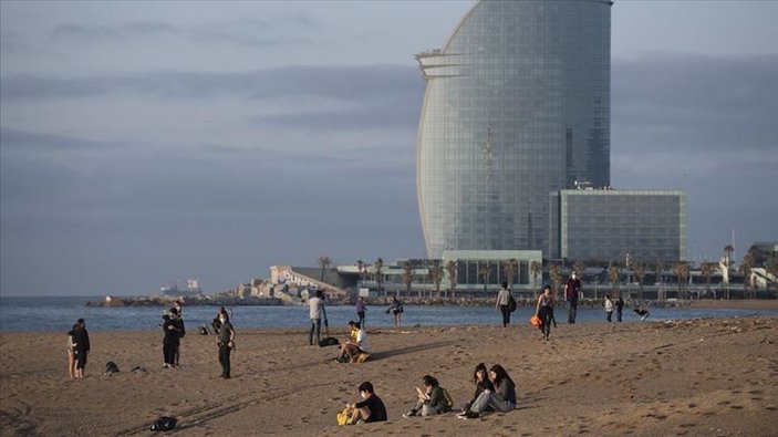 Plajlara akın eden Barselonalılar, kuralları hiçe saydı