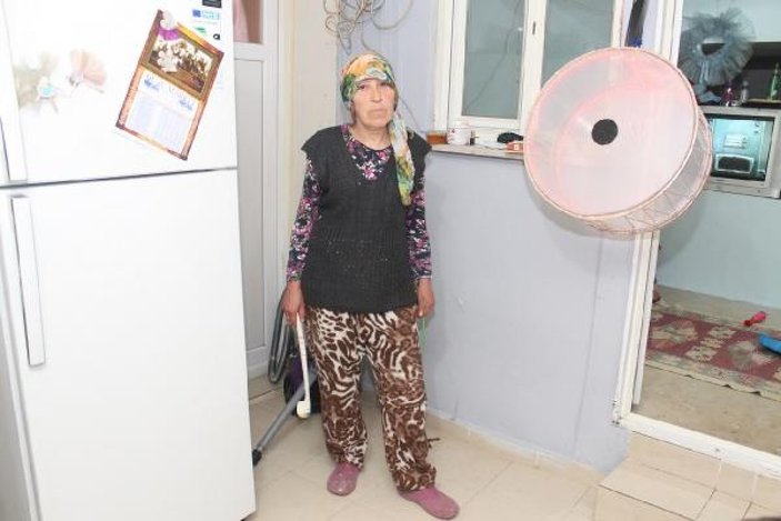 Balıkesir'de, 54 yaşındaki kadın her gece davul çalıyor