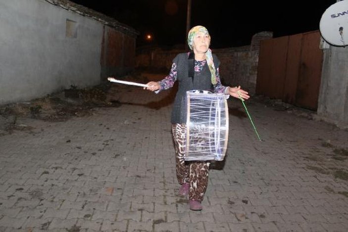 Balıkesir'de, 54 yaşındaki kadın her gece davul çalıyor