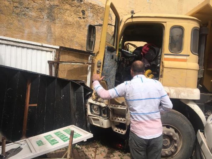 Kayseri'de freni boşalan kamyon araçlara çarptı