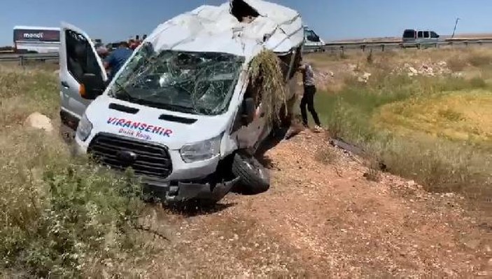 Şanlıurfa'da minibüs devrildi: 13 yaralı