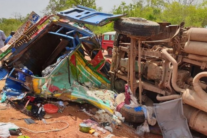 Mali'de yolcu minibüsü ile kamyon çarpıştı: 20 ölü