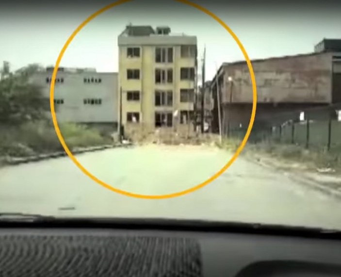 Sultangazi'de yolun ortasına dört katlı bina yapıldı