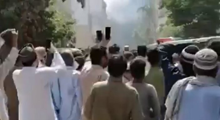 Kaza yerinden görüntü paylaşmaya çalışan Pakistanlılar