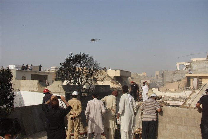 Pakistan'da 91 yolcu, 8 mürettebatın bulunduğu uçak düştü