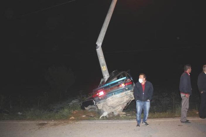 Kütahya'da otomobil, aydınlatma direğine çarptı: 1 ölü