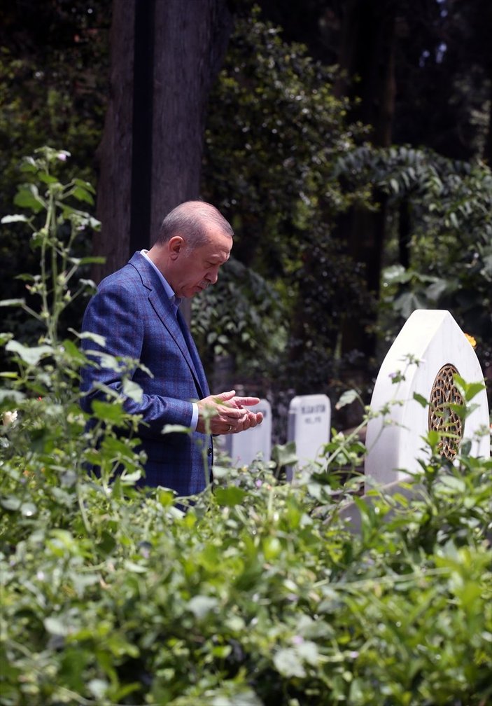 Erdoğan, babası ve annesinin kabristanını ziyaret etti