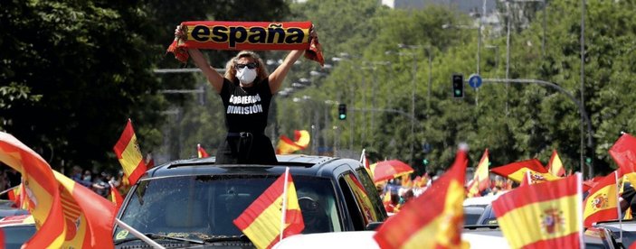İspanyollar araçlarıyla karantina protestosunda