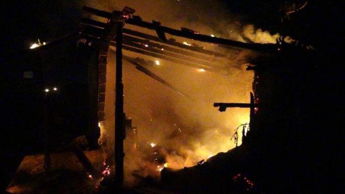 Silivri'de metruk baraka yandı