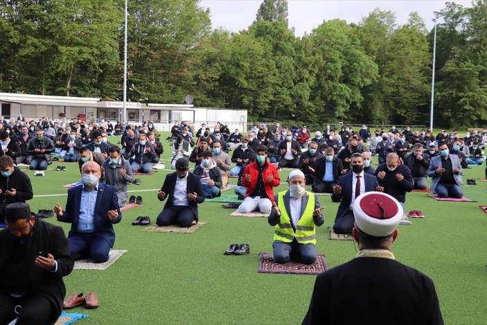 Stockholm'de bayram namazı futbol sahasında kılındı